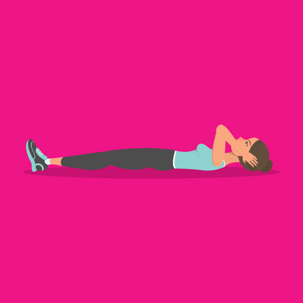 magen de una chica haciendo abdominales sobre un fondo rosa - Saba